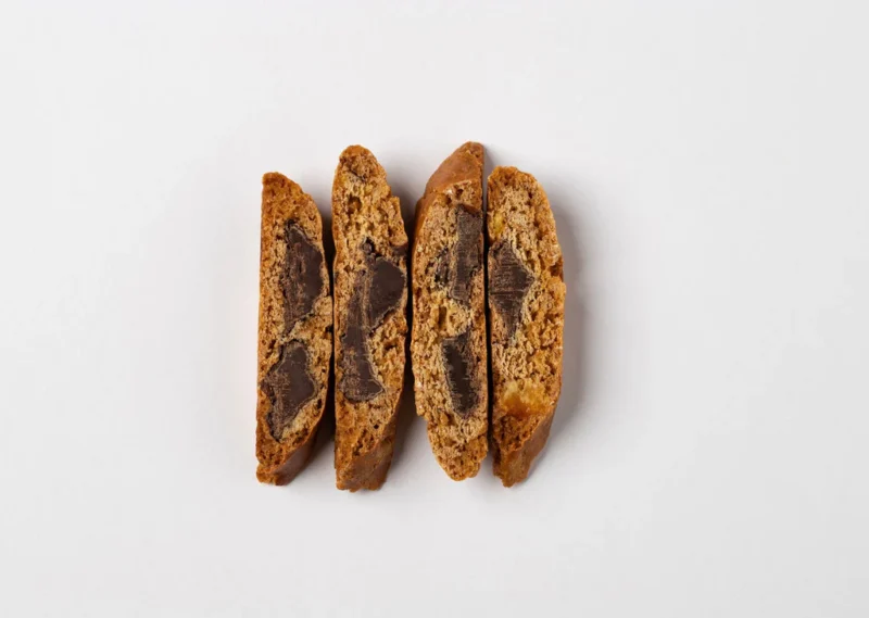 Cantucci con cioccolato e arancia in una scatola con finestra