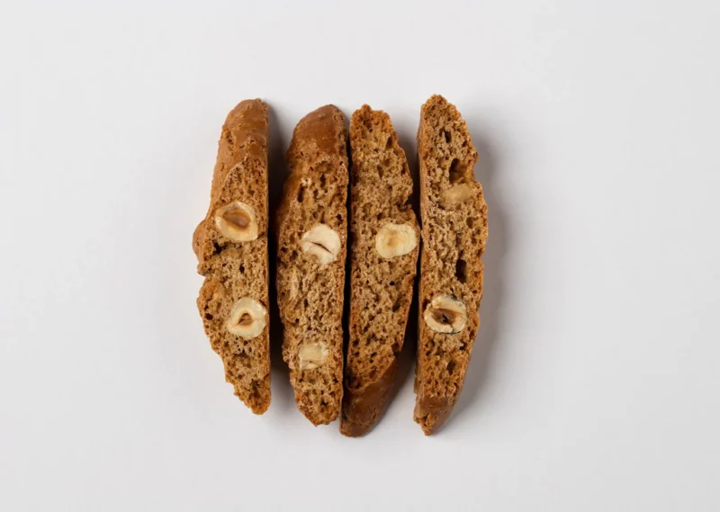 Cantucci con farina di castagne e nocciola in una scatola con finestra