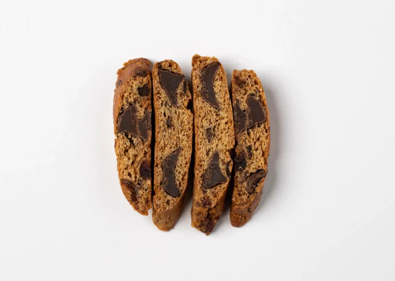 Cantucci con cioccolato e amarena in una scatola con finestra